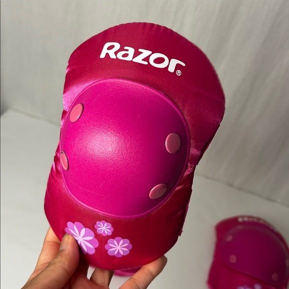 Razor Kids Protective Gear – Pink Knee & Elbow Pads | Floral Design - Picture 2 of 3